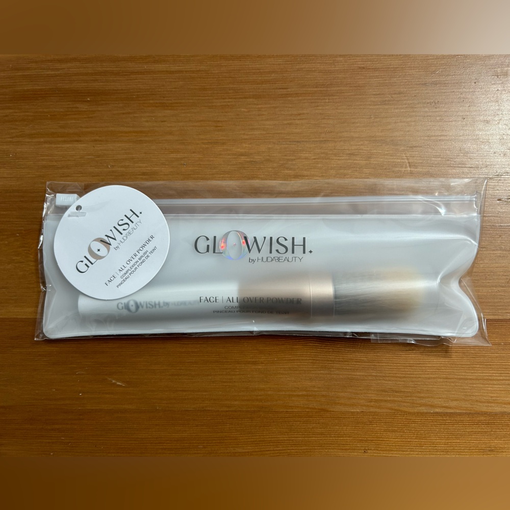 Huda Beauty GloWish All Over Face Powder make up brush